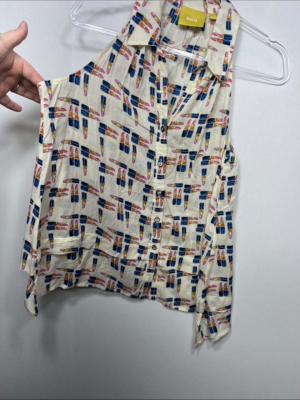 Maeve Cream Sleeveless Button-Front Top with Navy and Pink Lipstick Print - Picture 4 of 8